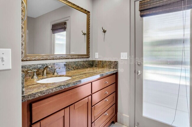 Building Photo - 5940 La Jolla Mesa Dr