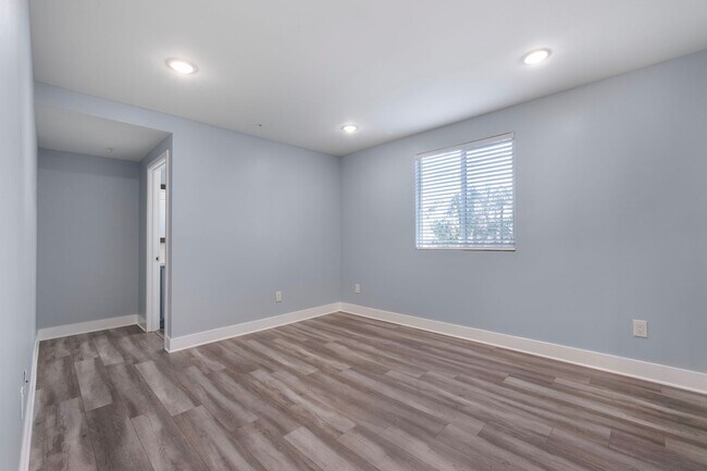 Building Photo - Beautiful 4 Bed / 3 Bath apartment with PARKING & IN-UNIT LAUNDRY!