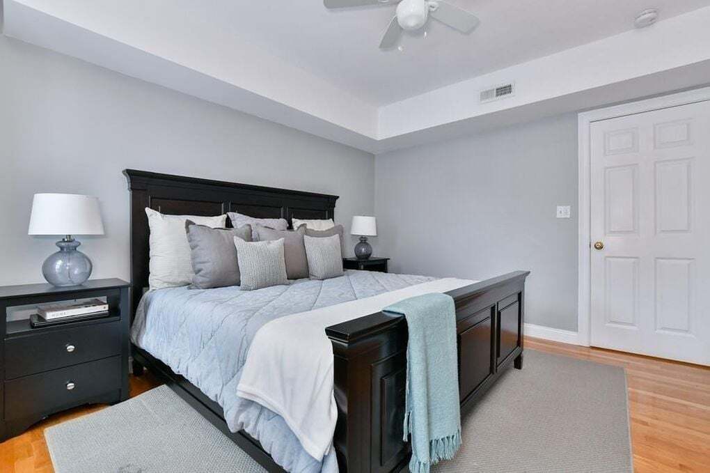 Building Photo - 544 E 8th St