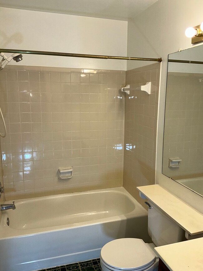 Building Photo - Very well maintained 2 bedroom 2 full 2 half upper floor condo with loft, located in the desired ...