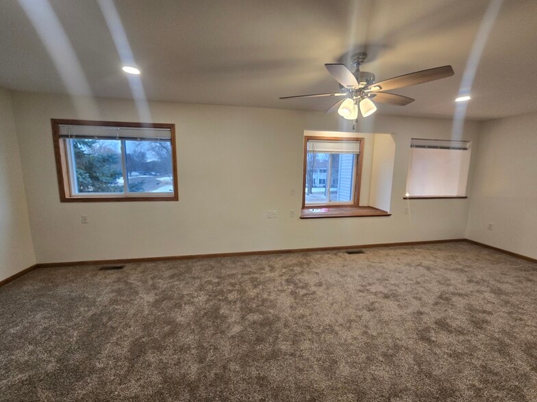 Lots of natural light in the main bedroom - 1640 Terrill St
