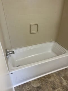 Building Photo - L-4