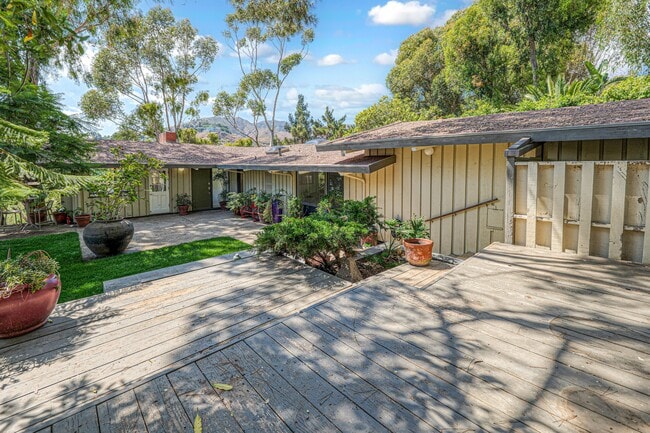 Building Photo - 3623 Serra Rd