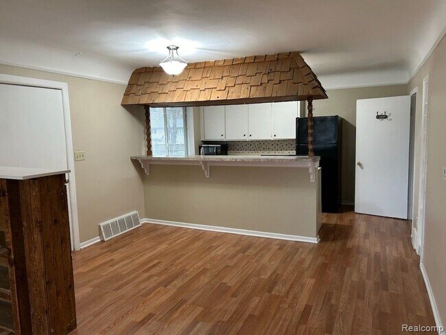 Building Photo - 832 Farnsworth Rd