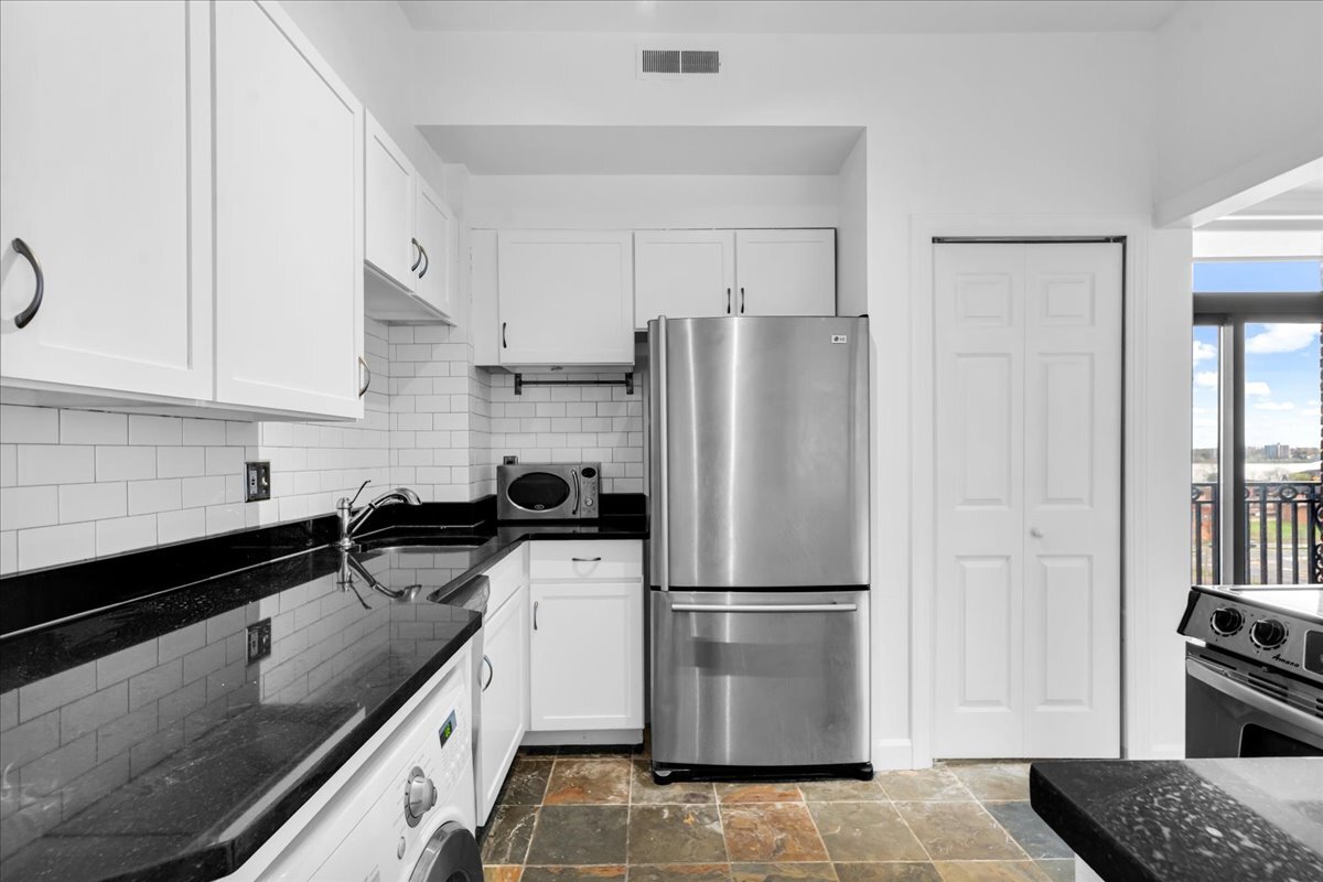 Building Photo - 2900 E Jefferson Ave