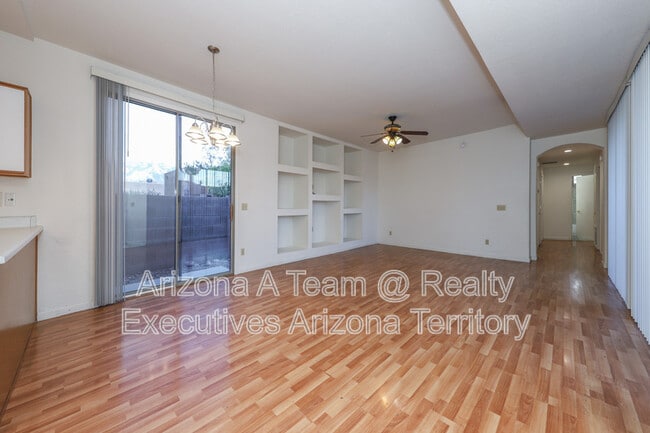 Building Photo - 2927 N Cardell Cir