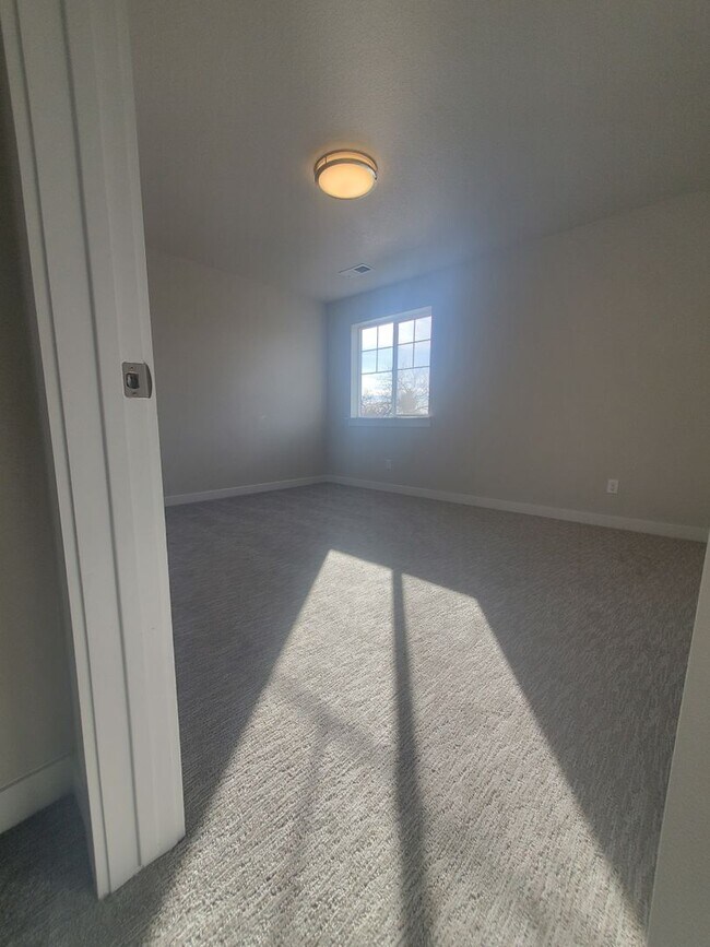 Building Photo - Updated and Very Spacious 3 Bedroom Townho...