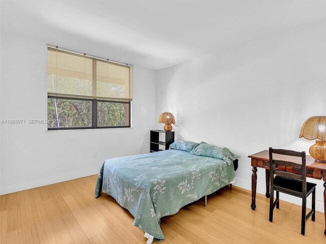 Building Photo - 770 NE 199th St