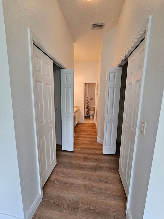 Building Photo - 2 Bedroom, 1.5 bath townhome in gated comm...