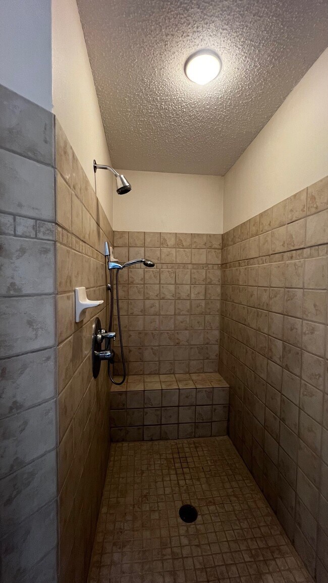 Building Photo - 905 Van Ave