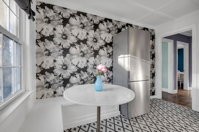 Building Photo - Available in March. Nashville 2 BED charming cottage for rent. Renovated with darling details and...