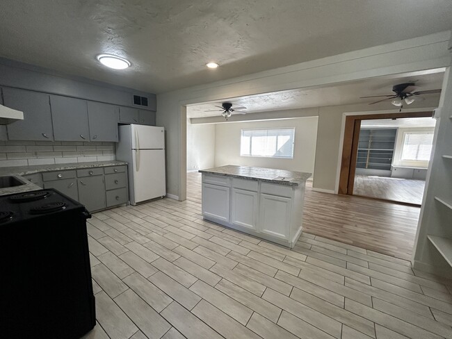 Building Photo - 1120 N Justice Dr