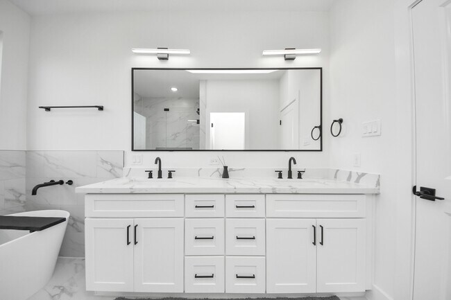 Building Photo - 2424 Harrington St