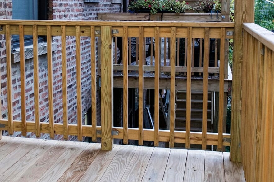 Building Photo - 727 W Roscoe St