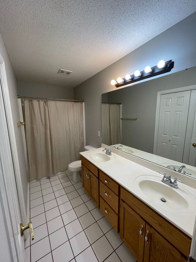 Building Photo - Oak Lake Estates - Pool w/Pool Care Included!