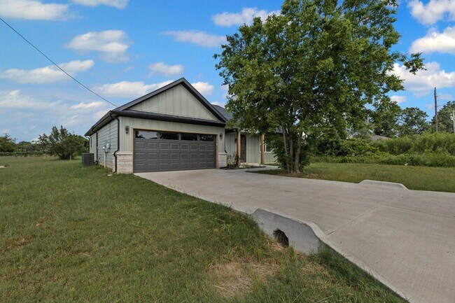 Building Photo - Grand in Granbury!