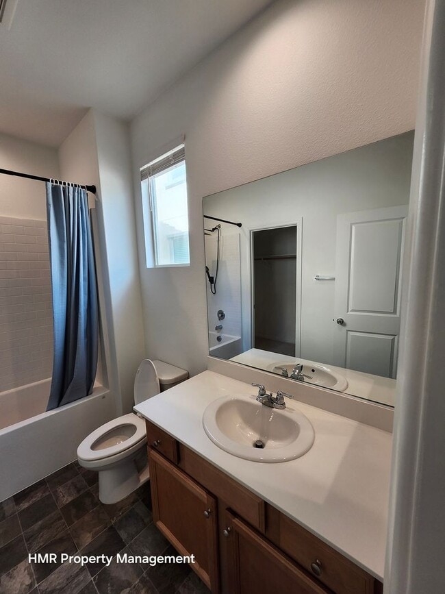 Building Photo - Beautiful two story 5 bedroom in ontario R...