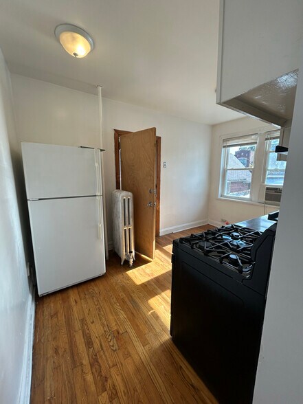 Building Photo - 4409 N Kenneth Ave