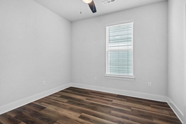 Building Photo - Beautiful and Modern Home!