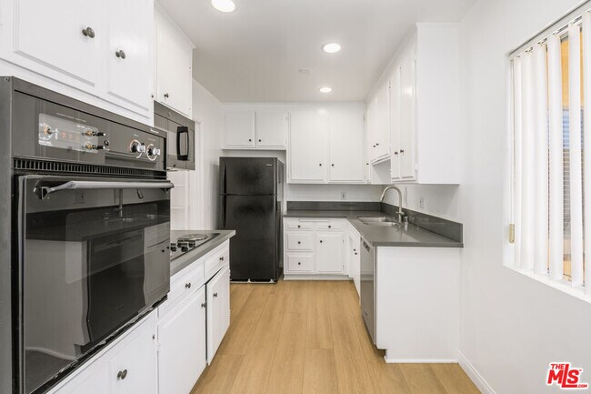 Building Photo - 2803 Arizona Ave