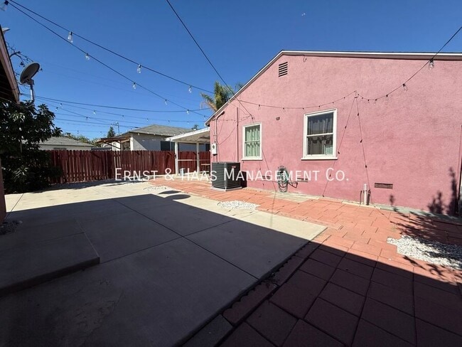 Building Photo - 1120 East E Street