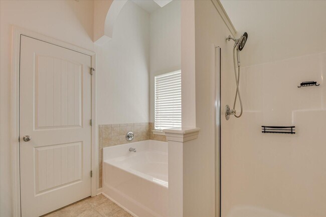 Building Photo - 476 Lory Ln