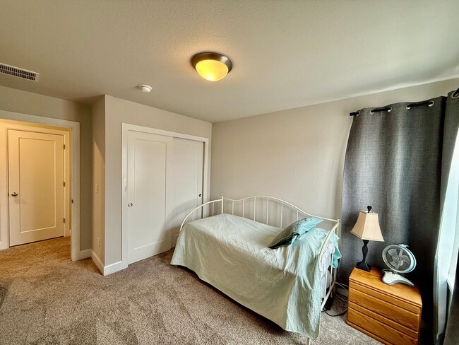 Building Photo - Beautiful Modern 3-Bedroom, 2.5 bath Townh...
