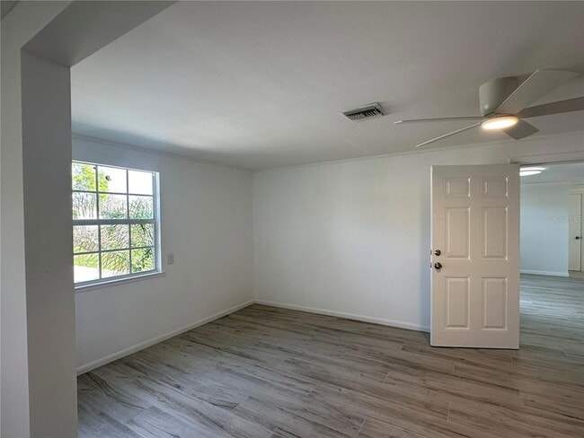 Building Photo - 812 Bayview Dr