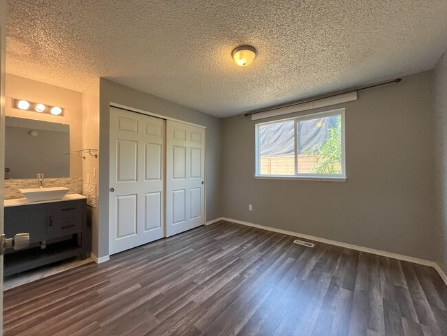 Building Photo - Spacious Yet Cozy 3BR/2BA Home with Garage...