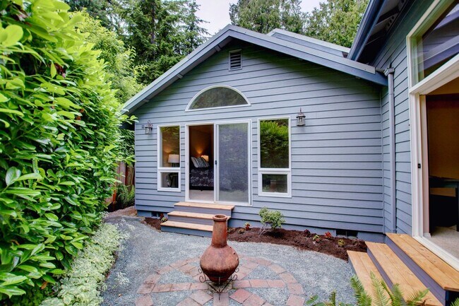 Building Photo - Lovely Clinton Home with Great Light and Pet Friendly!