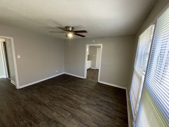 Building Photo - 859 Steves Ave