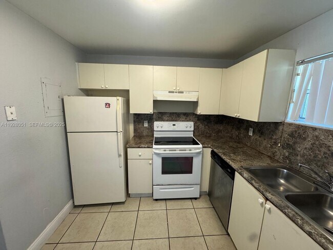 Primary Photo - 4235 N University Dr