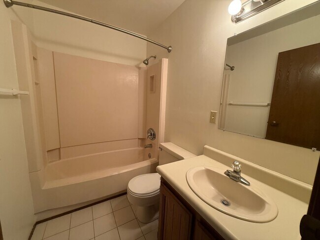 Building Photo - For Rent | 2 Bedroom, 2 bathroom Condo in Kona Eastwind with 1 assigned parking stall