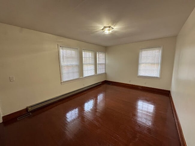 Building Photo - 3 Bedroom 2 Bathroom Home for Rent in Bluff City, TN