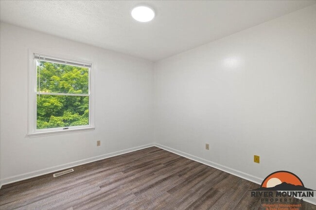 Building Photo - 1485 Sandy Cir