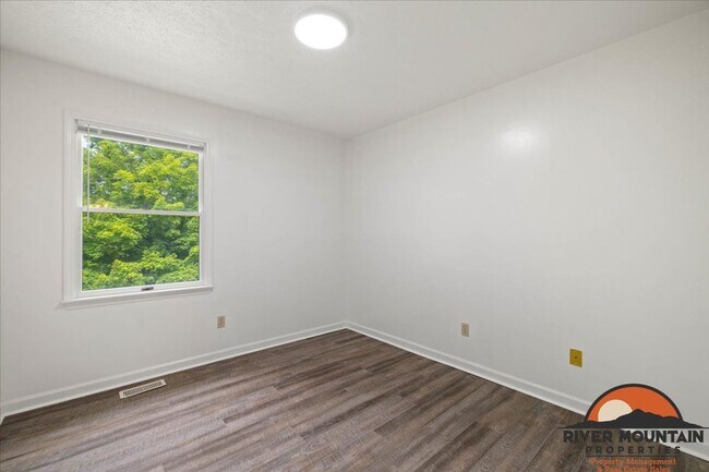 Building Photo - Recently Updated Home Near Virginia Tech