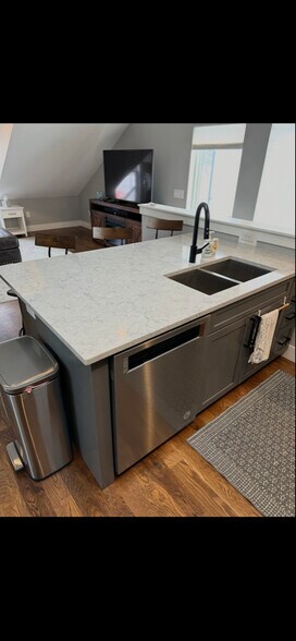 Building Photo - 4327 1/2 Wolff St