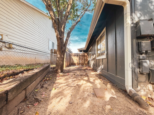 Building Photo - 1815 Gracy Farms Ln