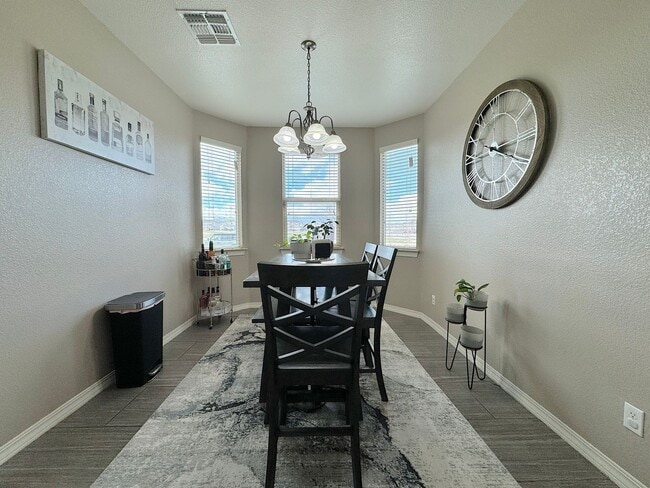 Building Photo - Northeast El Paso 3Bed/2 Bath Refrig A/C Across From Park!