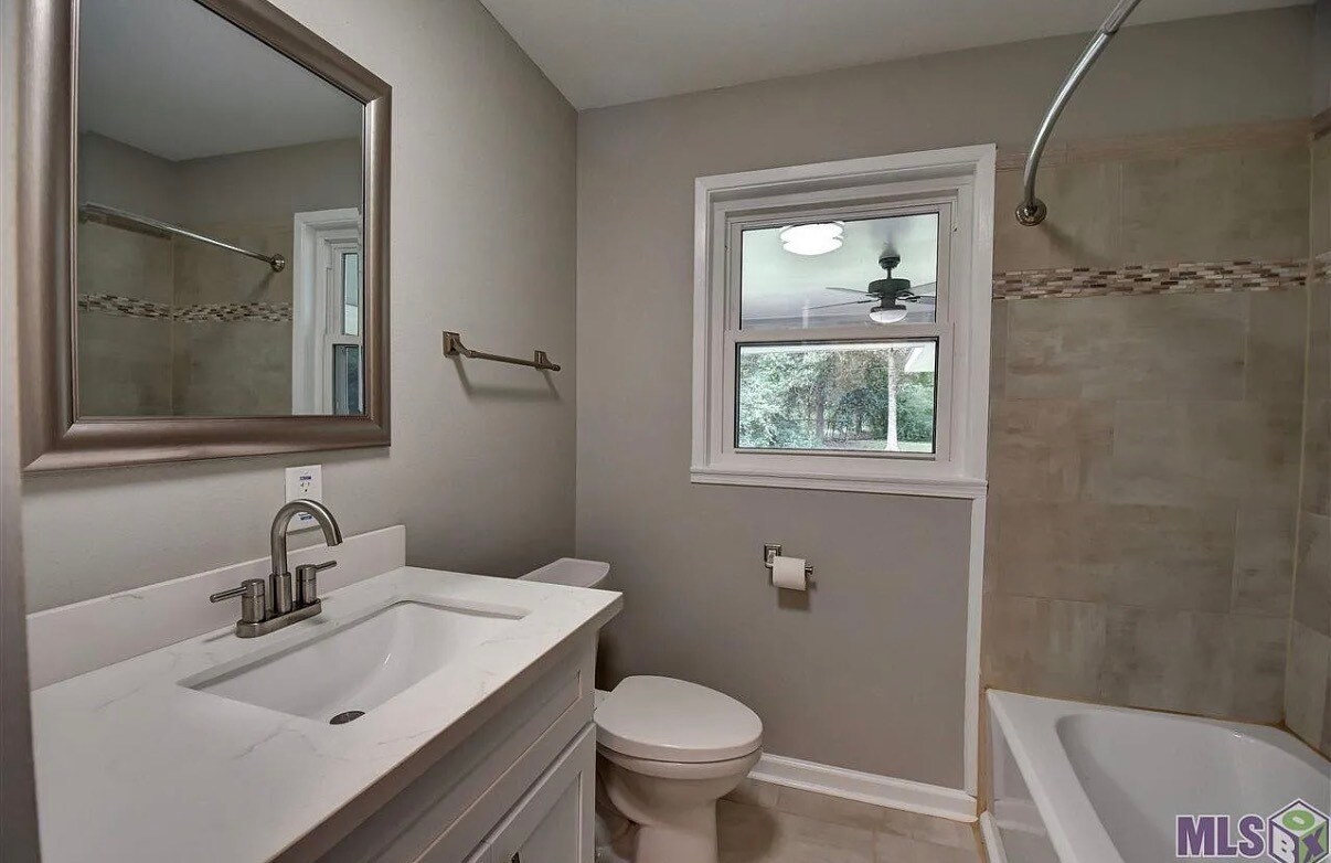Hallway Bath - 1351 N Woodcrest Ave