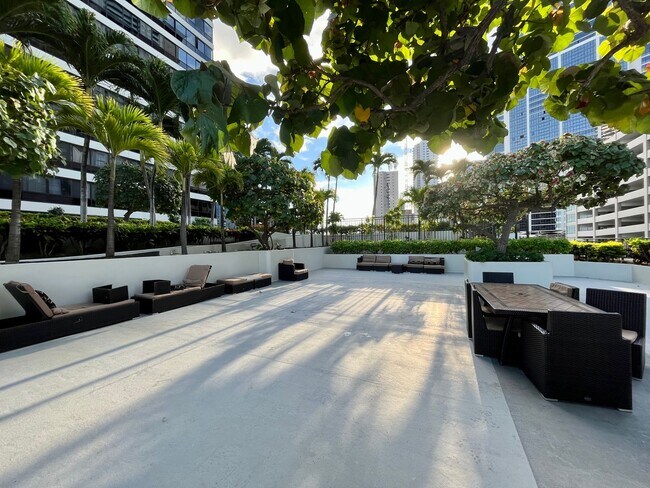 Building Photo - Royal Capitol Plaza: 2 Bed, 2 Bath with 2 ...