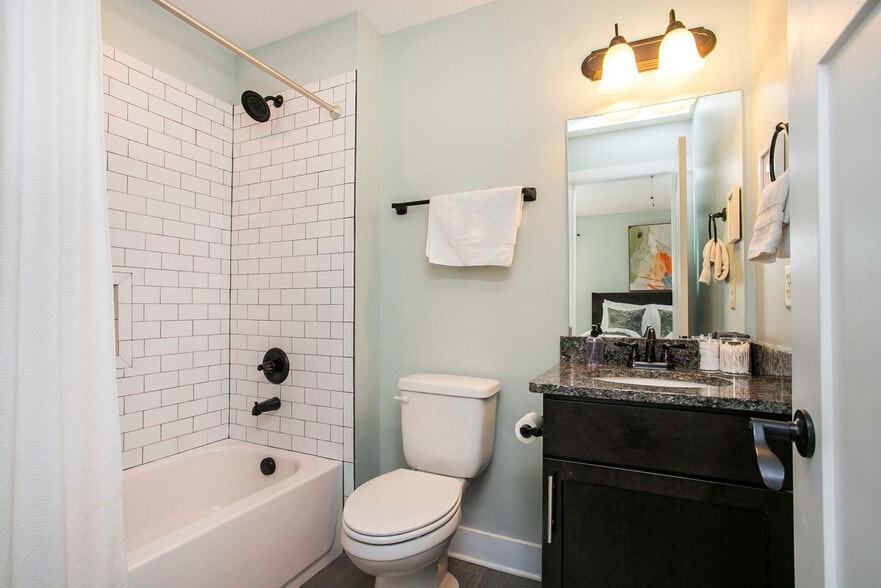 Building Photo - 1106B Stratford Ave