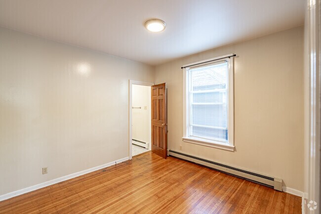 1BR, 1BA - 650SF - Bedroom - 669 Potomac Ave