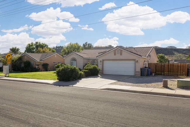 Building Photo - Cute 3 Bedroom 2 Bathroom Home