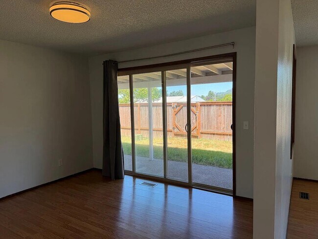 Building Photo - 1422 Lawnridge Ave