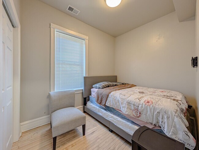 Building Photo - Top floor 2 bed 1 bath apartment