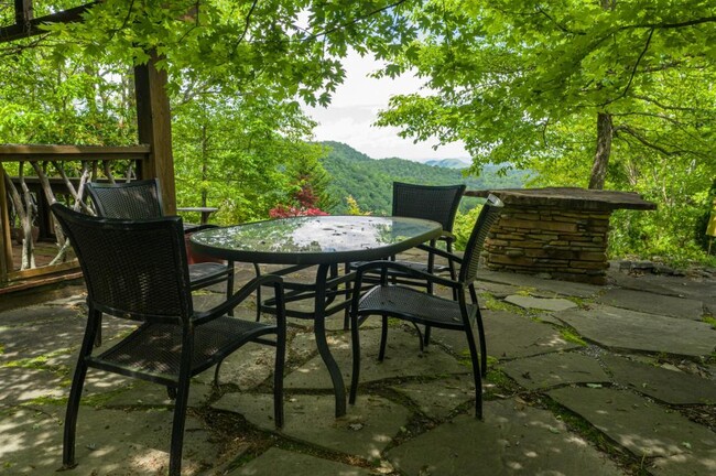 Building Photo - 348 Winding Ridge