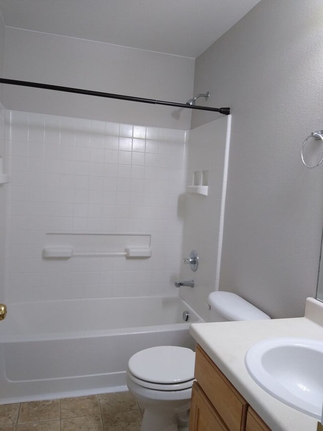 Building Photo - Gorgeous 2 Story 3 Bedroom 2.5 Baths in Da...