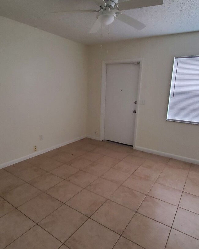 Building Photo - Three Bedroom with Bonus Room