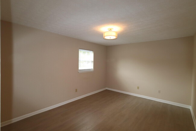Building Photo - 406 Lakeview Dr